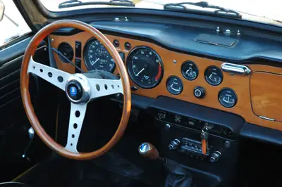 Triumph TR5 P.I. Overdrive 1969 — Cabriolet anglais de légende, restauré et homologué Suisse — Seitenansicht