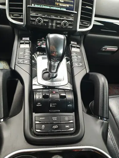 Porsche Cayenne Turbo 2016 — SUV haute performance, 519 ch et équipement premium — Innenraum