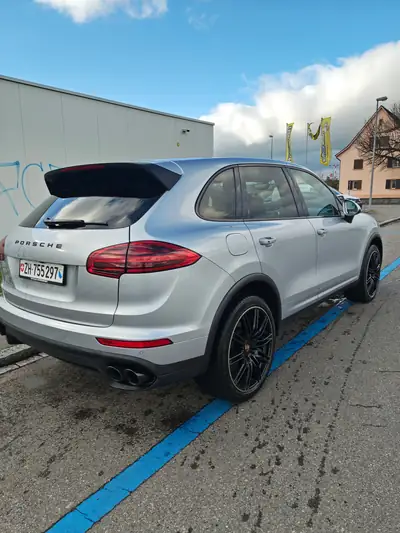 Porsche Cayenne Turbo 2016 — SUV haute performance, 519 ch et équipement premium — Miniatur 8