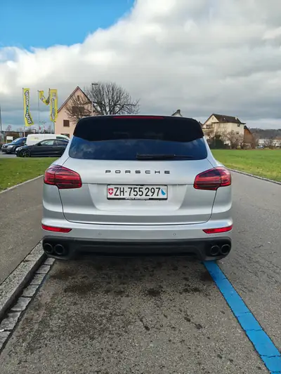 Porsche Cayenne Turbo 2016 — SUV haute performance, 519 ch et équipement premium — Miniatur 7