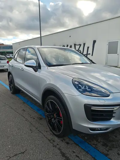 Porsche Cayenne Turbo 2016 — SUV haute performance, 519 ch et équipement premium — Miniatur 9