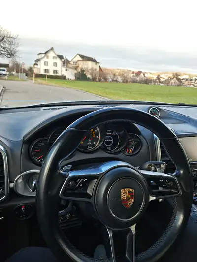 Porsche Cayenne Turbo 2016 — SUV haute performance, 519 ch et équipement premium — Miniatur 14
