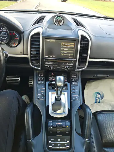 Porsche Cayenne Turbo 2016 — SUV haute performance, 519 ch et équipement premium — Miniatur 15