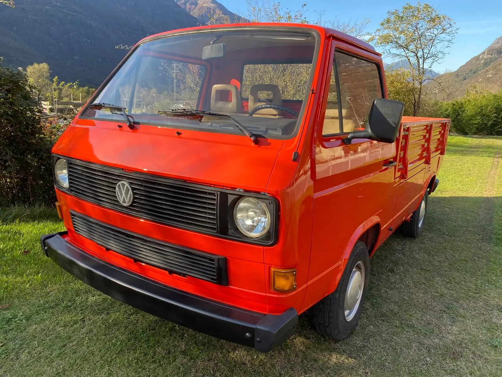 VW T3 Pick-up — L'utilitaire emblématique des années 80, rouge éclatant et fiable