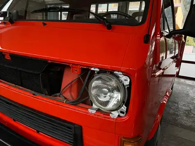 VW T3 Pick-up — L'utilitaire emblématique des années 80, rouge éclatant et fiable — Miniatur 15