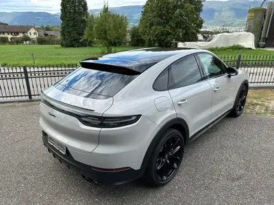 Porsche Cayenne Coupé 2020 — Design sportif, direction arrière et freins céramique — Seitenansicht