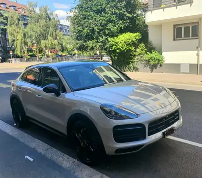 Porsche Cayenne Coupé 2020 — Design sportif, direction arrière et freins céramique — Heckansicht
