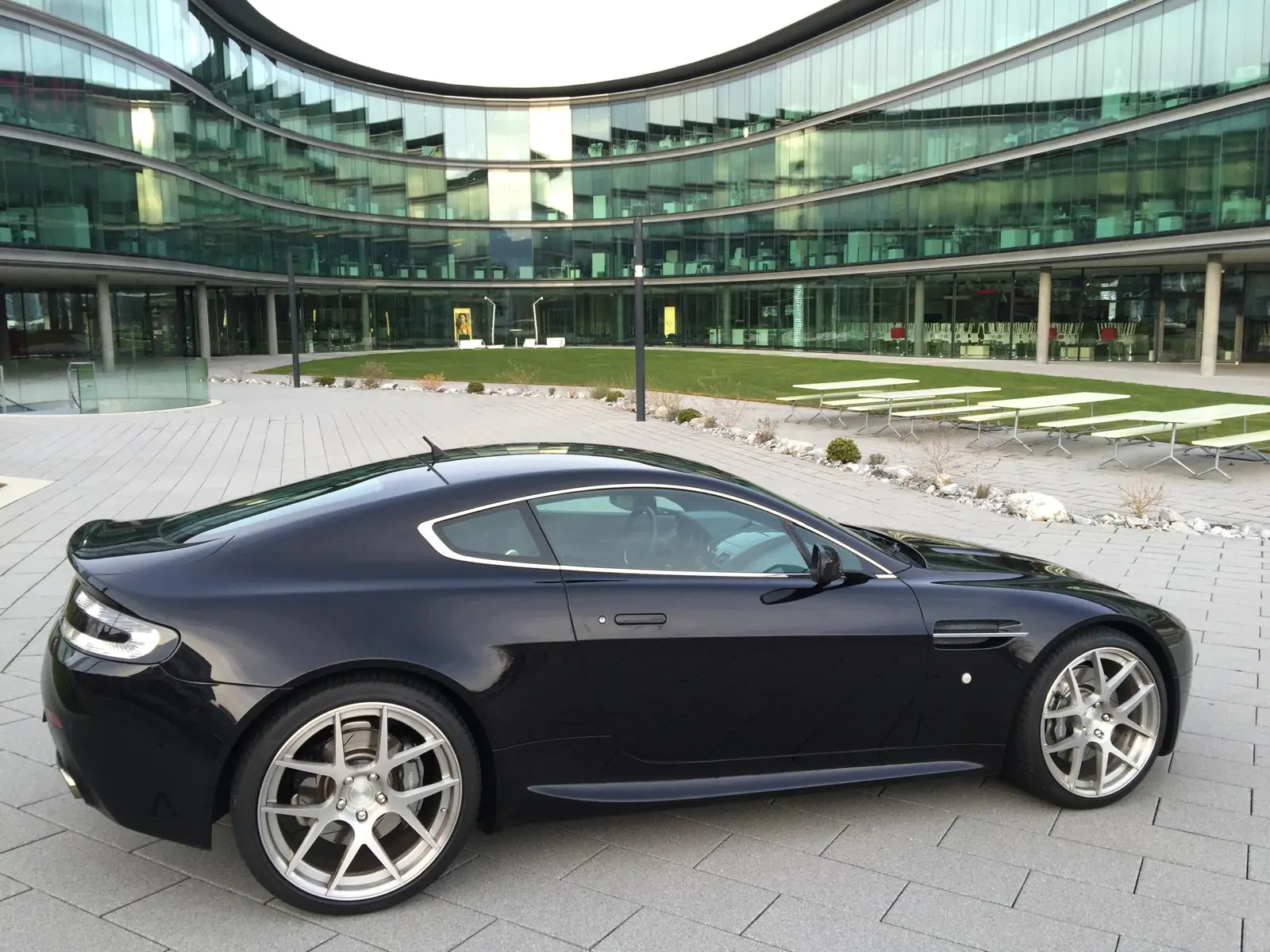 Aston Martin V8 Vantage 4.3 — Coupé sportif mythique, 47'000 km seulement — Außenansicht