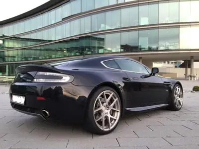 Aston Martin V8 Vantage 4.3 — Coupé sportif mythique, 47'000 km seulement — Heckansicht