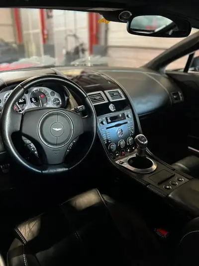 Aston Martin V8 Vantage 4.3 — Coupé sportif mythique, 47'000 km seulement — Armaturenbrett