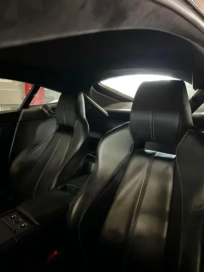 Aston Martin V8 Vantage 4.3 — Coupé sportif mythique, 47'000 km seulement — Detail