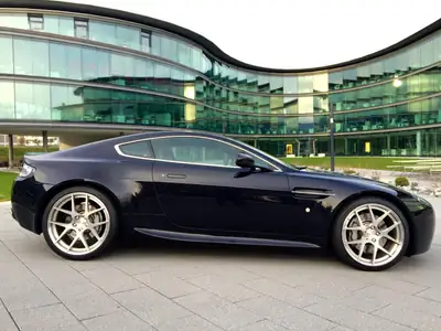 Aston Martin V8 Vantage 4.3 — Coupé sportif mythique, 47'000 km seulement — Innenraum
