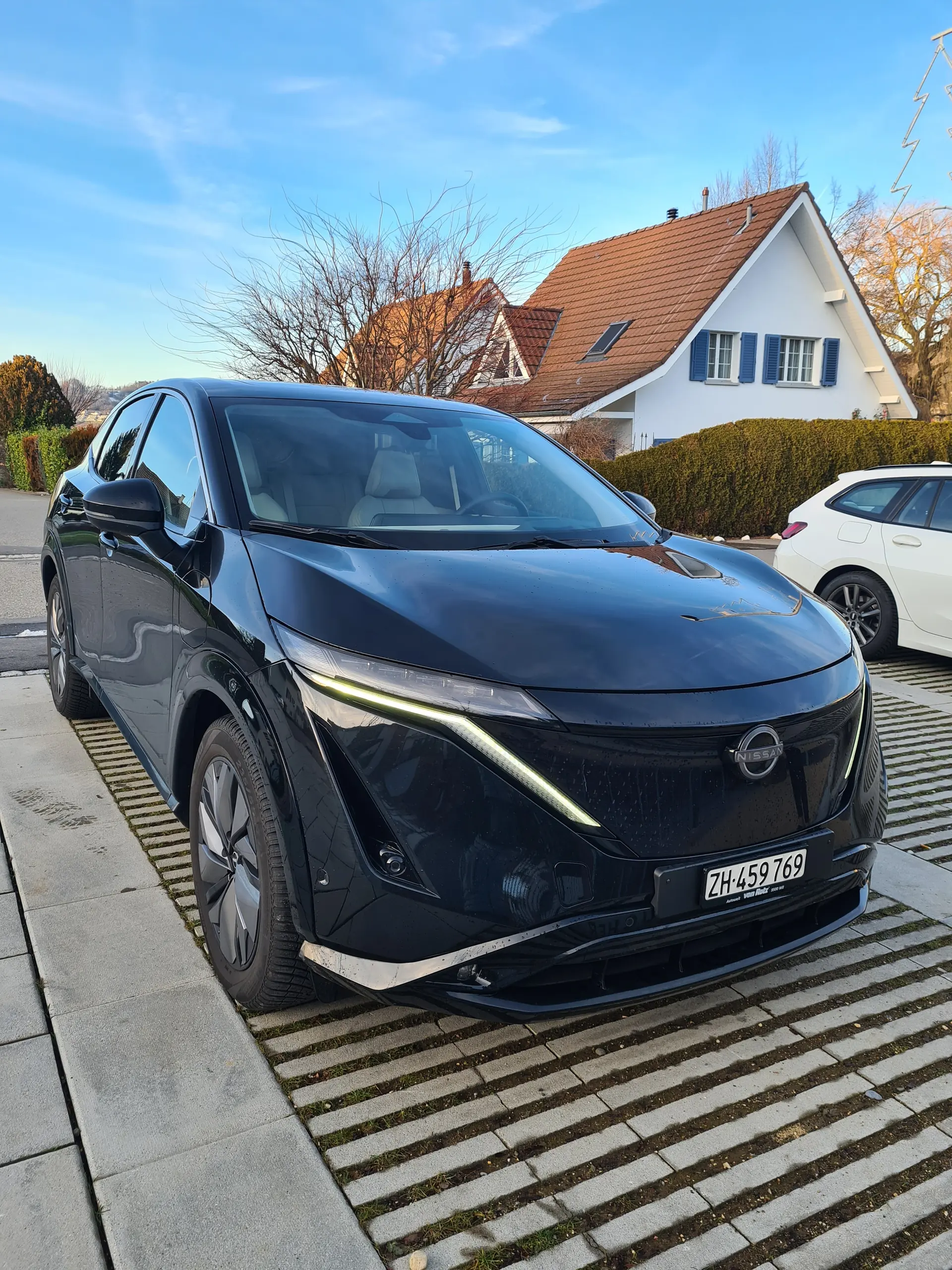 Nissan Ariya Evolve Diamond 87kWh — SUV électrique 600 km d'autonomie, faible kilométrage — vista esterna