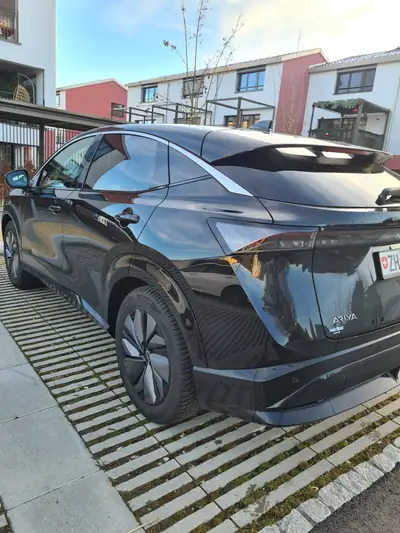 Nissan Ariya Evolve Diamond 87kWh — SUV électrique 600 km d'autonomie, faible kilométrage — vista posteriore