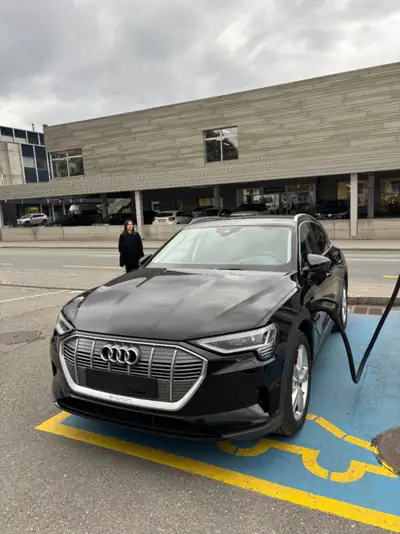 Audi e-tron 50 quattro — SUV électrique premium, 125'000 km, sans accident — côté