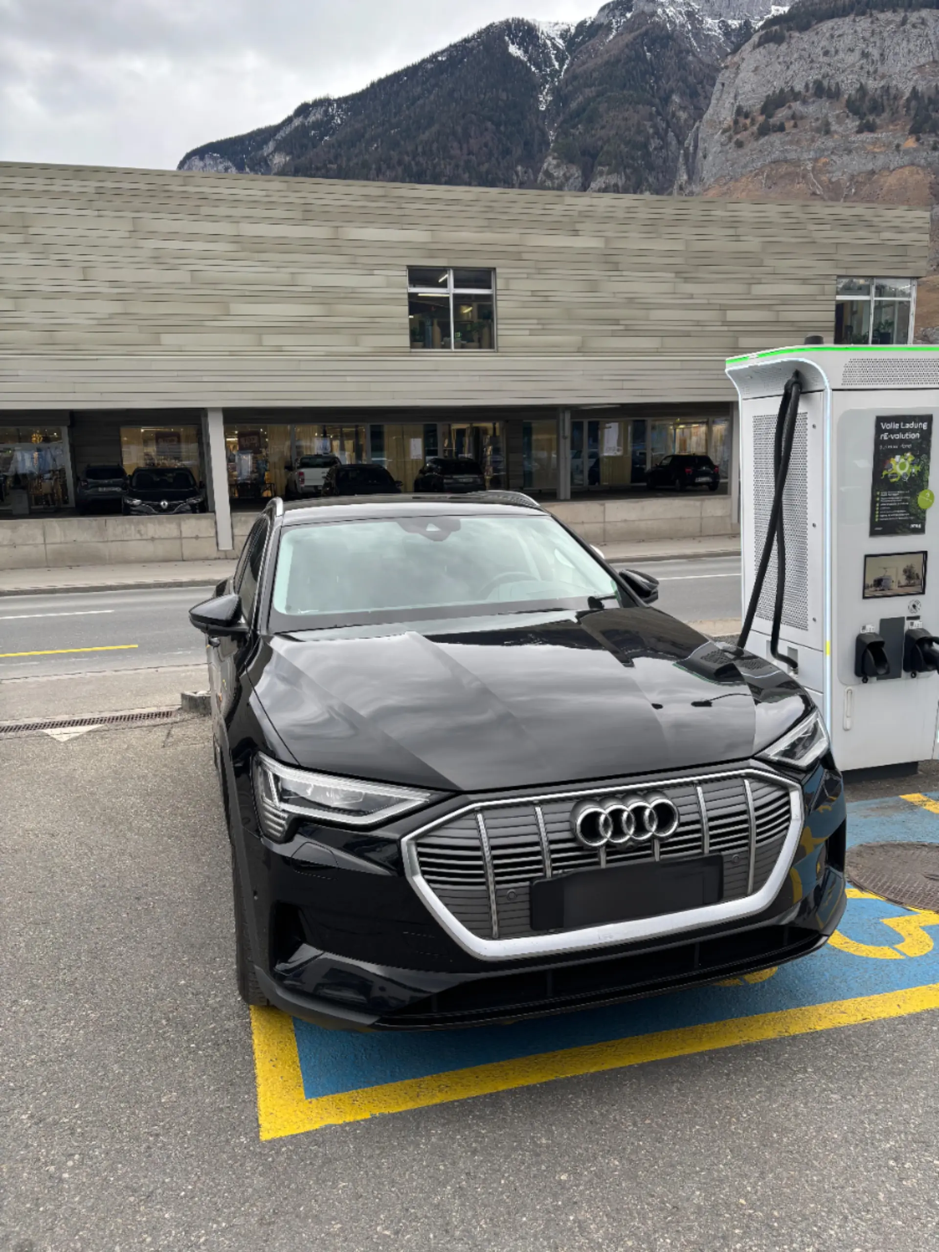 Audi e-tron 50 quattro — SUV électrique premium, 125'000 km, sans accident — vue extérieure