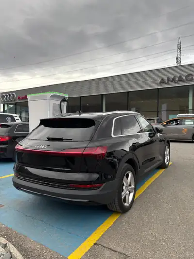 Audi e-tron 50 quattro — SUV électrique premium, 125'000 km, sans accident — tableau de bord
