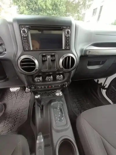 Jeep Wrangler 2.8 CRD Sport — SUV emblématique diesel, toit amovible, 137'000 km — Miniature 9