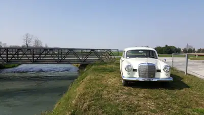 Mercedes-Benz 190 Ponton 1959 — Légende automobile, trouvaille d'atelier — intérieur