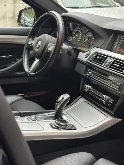 BMW 535d Touring M Sport xDrive — Diesel performant, toit panoramique, équipement premium — Miniature 11