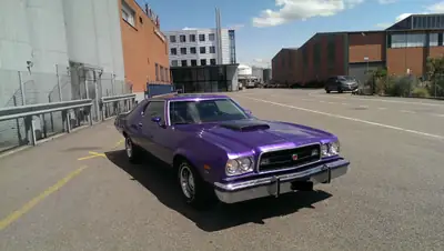 Ford Gran Torino 1973 — Muscle car légendaire, violet métallisé, 29 000 km — vue extérieure