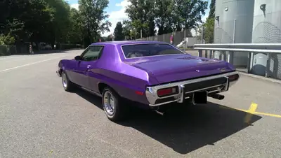 Ford Gran Torino 1973 — Muscle car légendaire, violet métallisé, 29 000 km — côté