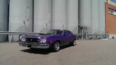 Ford Gran Torino 1973 — Muscle car légendaire, violet métallisé, 29 000 km — arrière