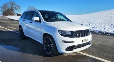 Jeep Grand Cherokee 6.4 V8 HEMI SRT8 — Puissance brute et polyvalence americana — côté