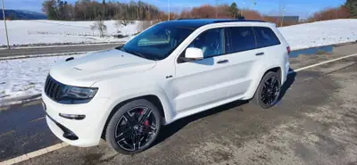 Jeep Grand Cherokee 6.4 V8 HEMI SRT8 — Puissance brute et polyvalence americana — intérieur