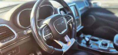 Jeep Grand Cherokee 6.4 V8 HEMI SRT8 — Puissance brute et polyvalence americana — tableau de bord