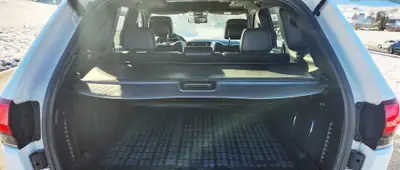 Jeep Grand Cherokee 6.4 V8 HEMI SRT8 — Puissance brute et polyvalence americana — Miniature 9