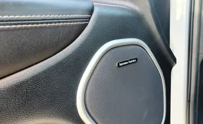 Jeep Grand Cherokee 6.4 V8 HEMI SRT8 — Puissance brute et polyvalence americana — Miniature 7