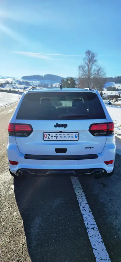 Jeep Grand Cherokee 6.4 V8 HEMI SRT8 — Puissance brute et polyvalence americana — Miniature 11