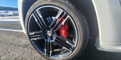 Jeep Grand Cherokee 6.4 V8 HEMI SRT8 — Puissance brute et polyvalence americana — Miniature 15