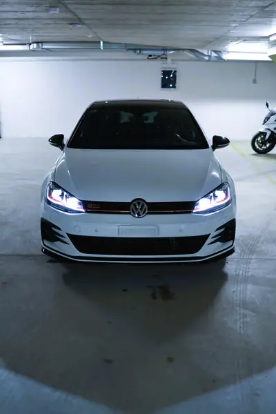 VW Golf 2.0 TSI GTI TCR DSG — Sportive affûtée, 34'900 km seulement — fianco