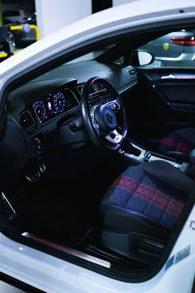 VW Golf 2.0 TSI GTI TCR DSG — Sportive affûtée, 34'900 km seulement — Miniatura 10