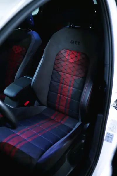 VW Golf 2.0 TSI GTI TCR DSG — Sportive affûtée, 34'900 km seulement — Miniatura 11