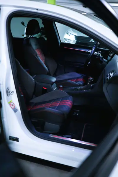 VW Golf 2.0 TSI GTI TCR DSG — Sportive affûtée, 34'900 km seulement — Miniatura 13