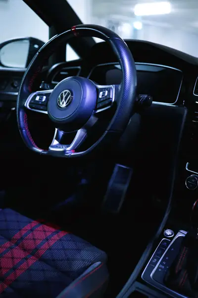 VW Golf 2.0 TSI GTI TCR DSG — Sportive affûtée, 34'900 km seulement — Miniatura 18