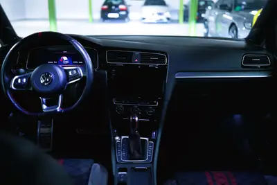VW Golf 2.0 TSI GTI TCR DSG — Sportive affûtée, 34'900 km seulement — Miniatura 17