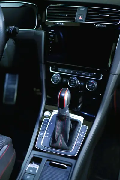 VW Golf 2.0 TSI GTI TCR DSG — Sportive affûtée, 34'900 km seulement — Miniatura 19