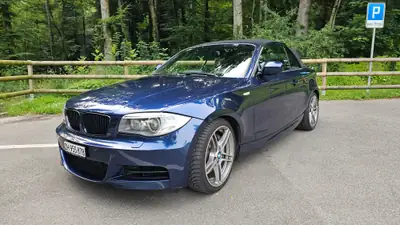 BMW 135i Cabrio — Roadster sportif 306 ch, cabriolet compact prestige — vista posteriore