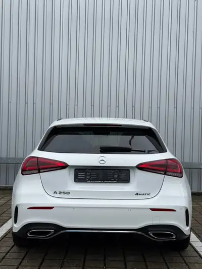 Mercedes-Benz A 250 AMG Line 4MATIC — Compacte sportive, 224 ch et traction intégrale — cruscotto