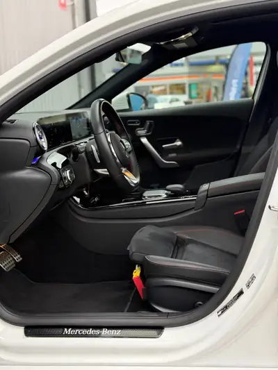 Mercedes-Benz A 250 AMG Line 4MATIC — Compacte sportive, 224 ch et traction intégrale — Miniatura 9