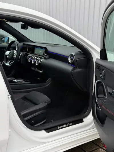 Mercedes-Benz A 250 AMG Line 4MATIC — Compacte sportive, 224 ch et traction intégrale — Miniatura 12