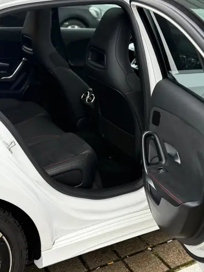 Mercedes-Benz A 250 AMG Line 4MATIC — Compacte sportive, 224 ch et traction intégrale — Miniatura 11
