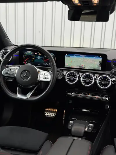 Mercedes-Benz A 250 AMG Line 4MATIC — Compacte sportive, 224 ch et traction intégrale — Miniatura 13