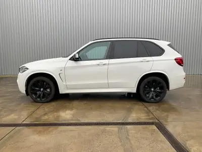 BMW X5 xDrive M50d — SUV premium diesel, 381 ch et équipement complet — côté