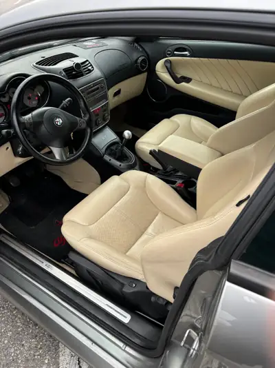 Alfa Romeo GT 2.0 JTS Distinctive — Coupé sportif élégant, entretien suivi — Heckansicht