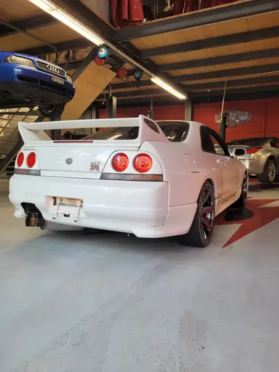 Nissan Skyline GTR R33 — Le coupé sportif culte des années 90 avec moteur RB26DETT — Seitenansicht